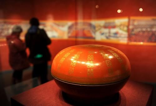 1月15日，清宮舊藏“燕喜同和”款礬紅地金彩雙“喜”字圓盒在首都博物館展出。新華社記者 羅曉光 攝