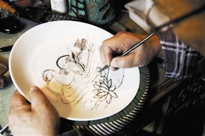 用鉆石刀刻瓷就像用畫筆作畫一樣，“持刀如持筆”。