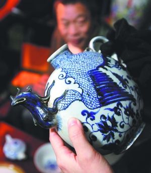 “樊家井”是景德鎮(zhèn)中低端仿品生產(chǎn)和批發(fā)基地，圖為仿元青花鳳首壺。